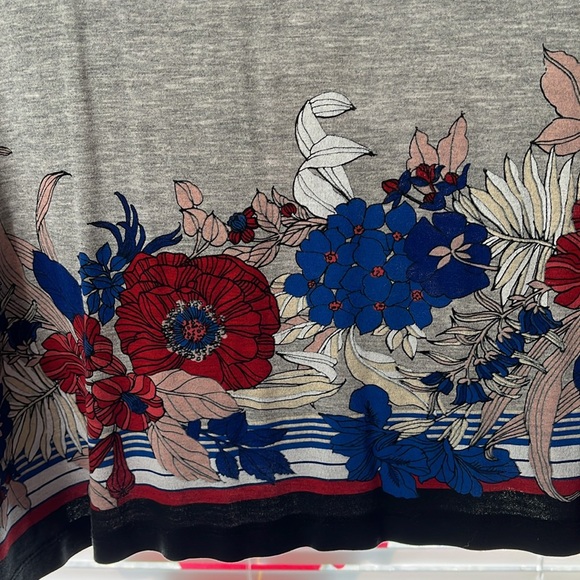 Liz Claiborne size 2X gray top With flower border three-quarter sleeves size 2X - Picture 2 of 5